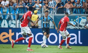 Grêmio e Inter em ação pelo Gre-Nal 445. (Foto: Lucas Uebel/GFBPA)