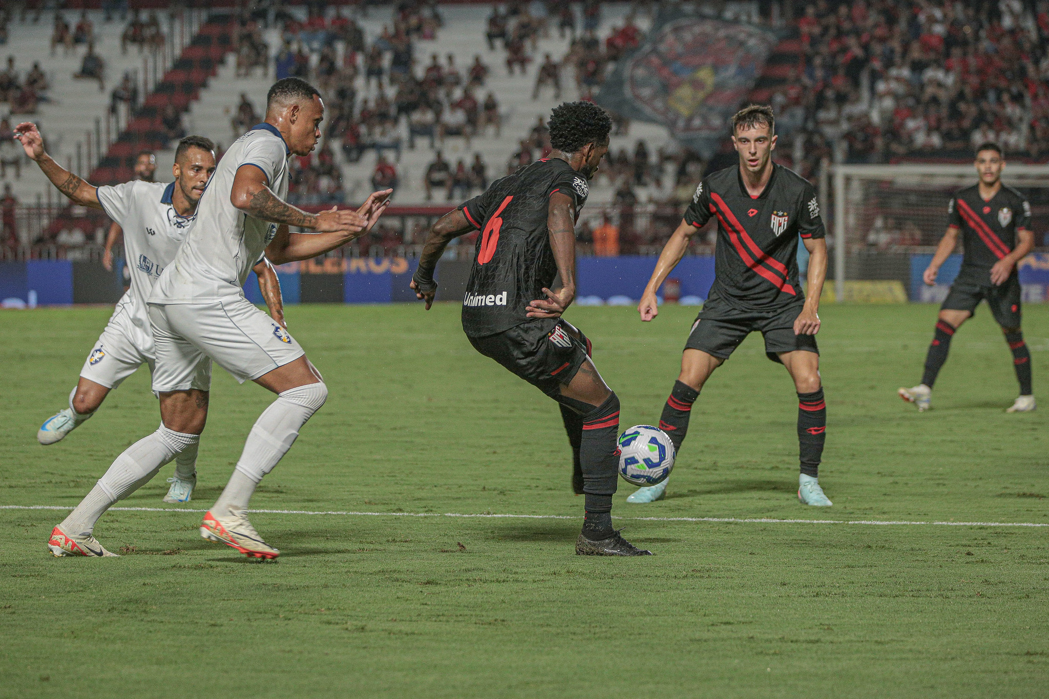 Atlético-GO e Retrô em ação. (Foto: Bruno Corsino/ACG)