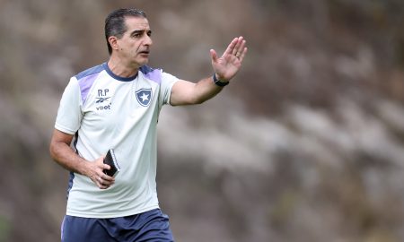 Técnico Renato Paiva no treino do Botafogo (Foto: Vítor Silva/Botafogo)