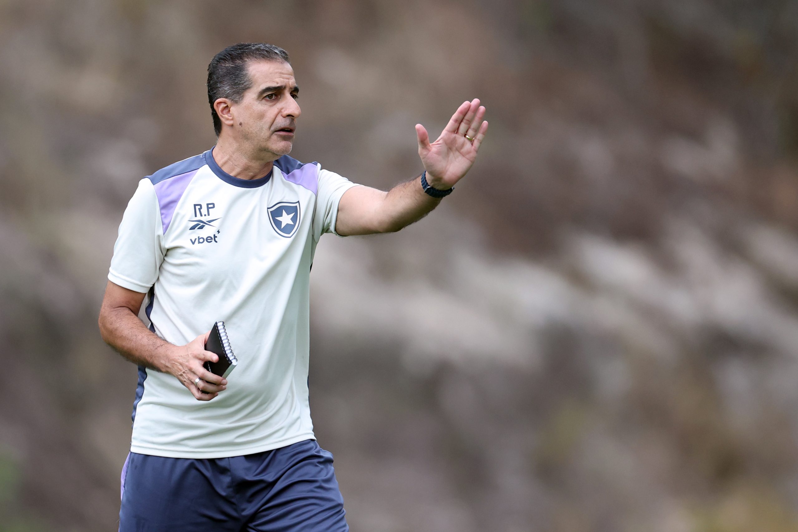 Técnico Renato Paiva no treino do Botafogo (Foto: Vítor Silva/Botafogo)