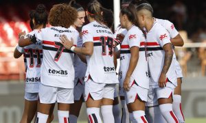 Elenco do São Paulo Feminino reunido. (Foto: Rubens Chiri/SPFC)