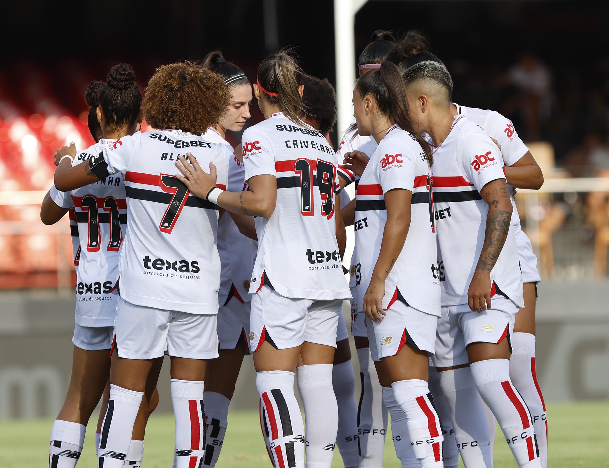 Elenco do São Paulo Feminino reunido. (Foto: Rubens Chiri/SPFC)