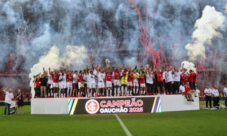 Elenco do Inter levantando a taça de campeão gaúcho de 2025. (Foto: Ricardo Duarte/SCI)