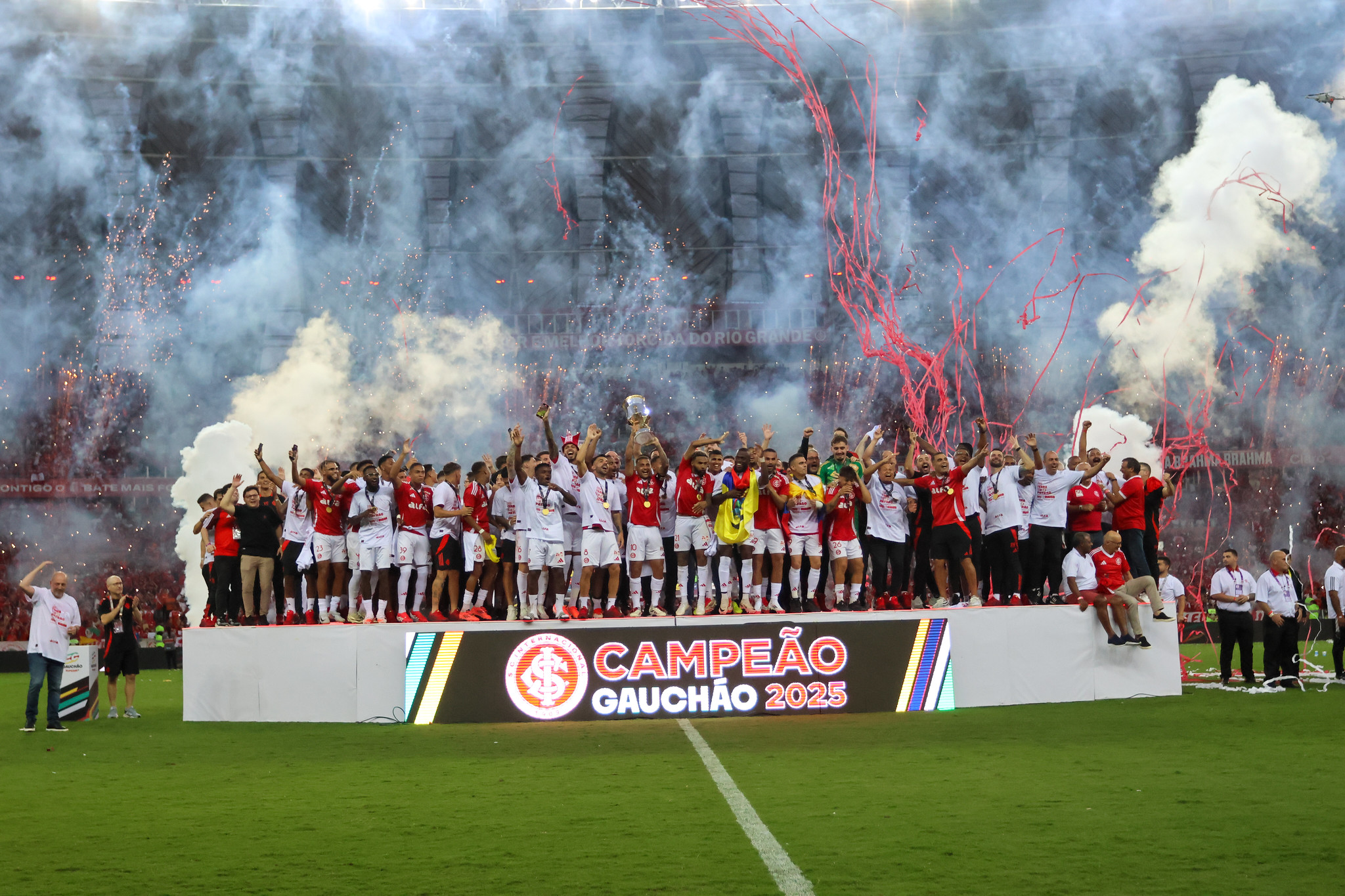 Elenco do Inter levantando a taça de campeão gaúcho de 2025. (Foto: Ricardo Duarte/SCI)