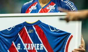 Gabriel Xavier recebe homenagem do Bahia. (Foto: Letícia Martins/ECB)