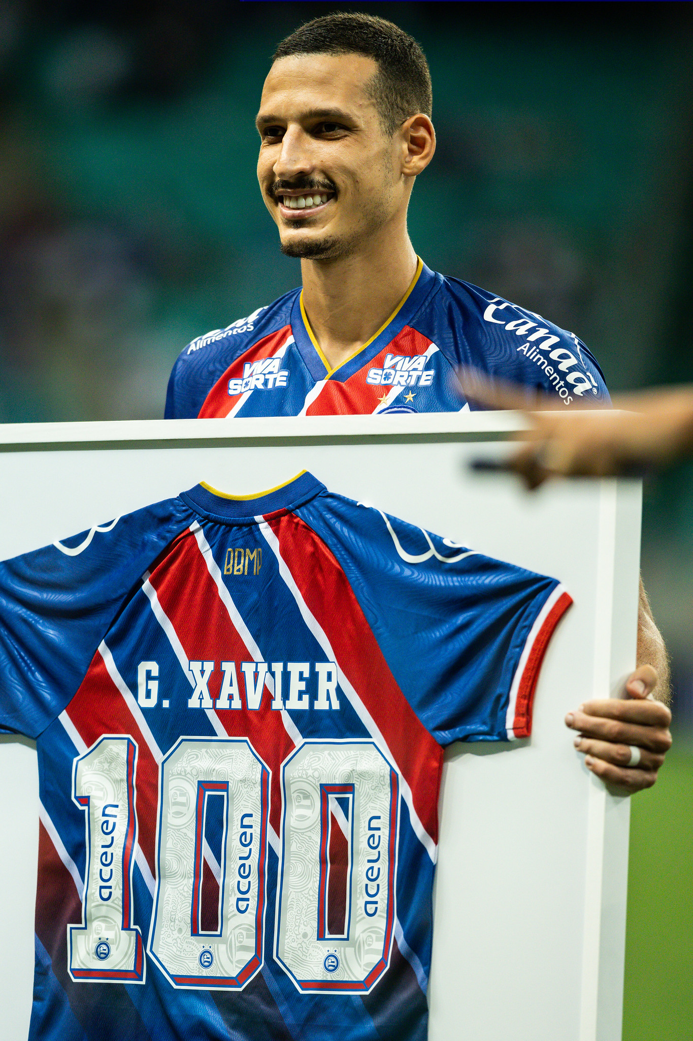 Gabriel Xavier recebe homenagem do Bahia. (Foto: Letícia Martins/ECB)