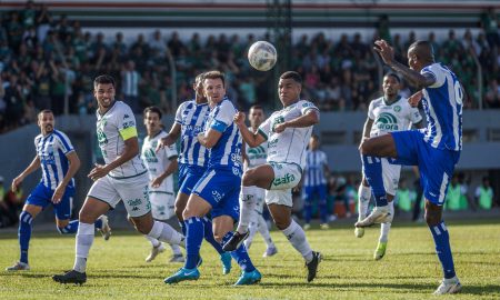 Chapecoense e Avaí em ação. (Foto: Fabiano Rateke/AFC)