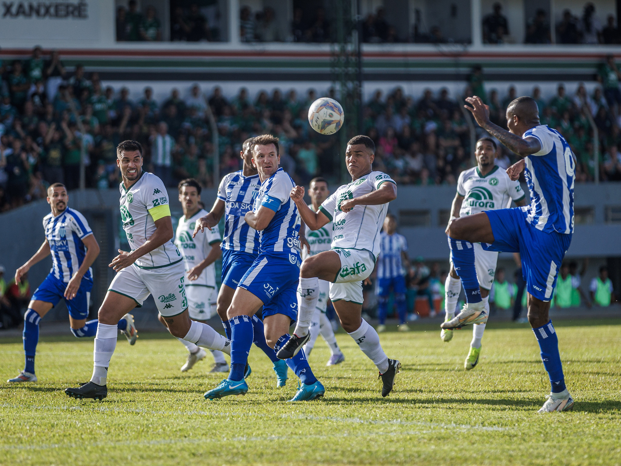 Chapecoense e Avaí em ação. (Foto: Fabiano Rateke/AFC)