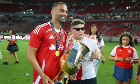 Thiago Maia com a taça do Campeonato Gaúcho. (Foto: Ricardo Duarte/SCI)