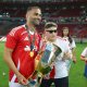 Thiago Maia com a taça do Campeonato Gaúcho. (Foto: Ricardo Duarte/SCI)