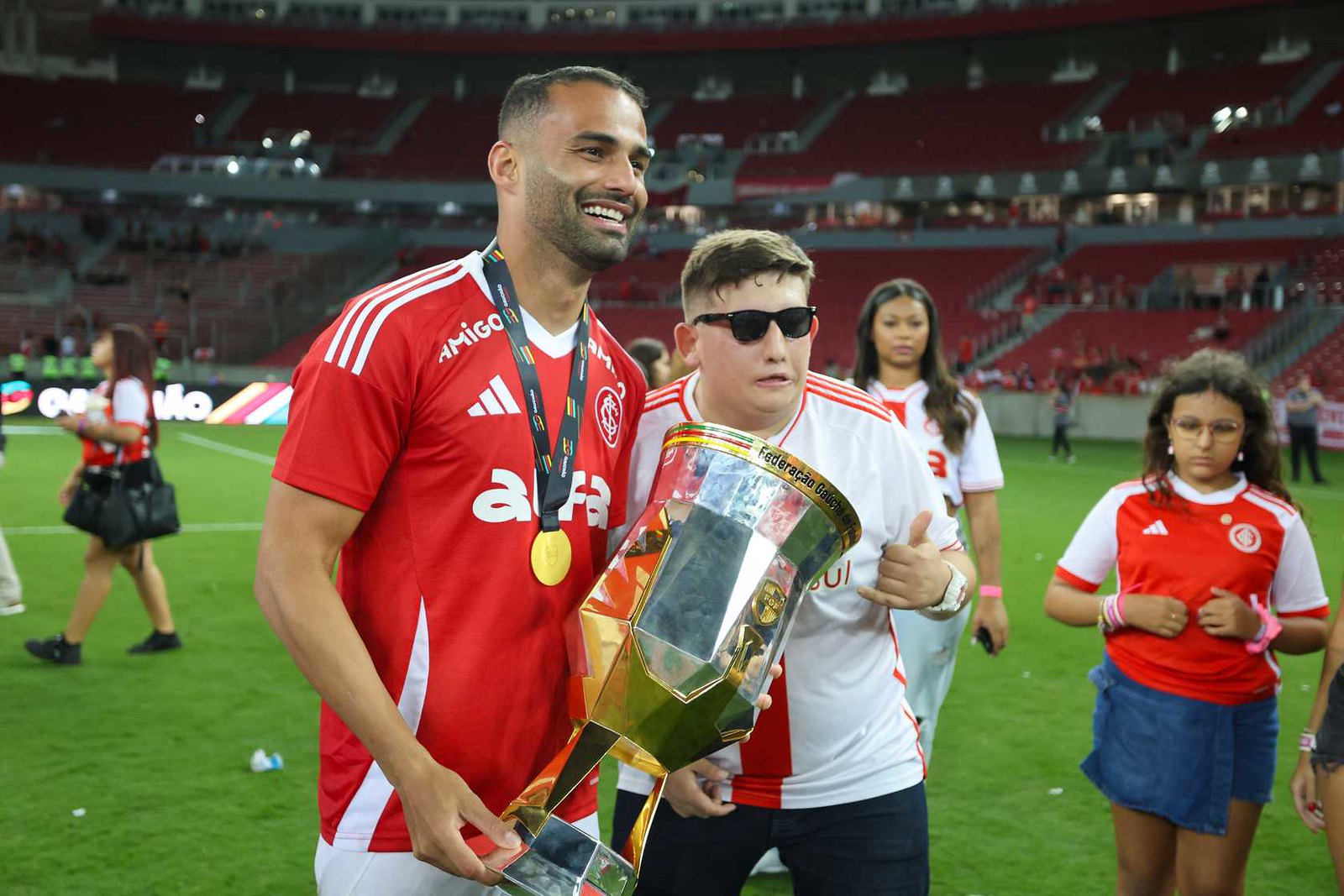 Thiago Maia com a taça do Campeonato Gaúcho. (Foto: Ricardo Duarte/SCI)