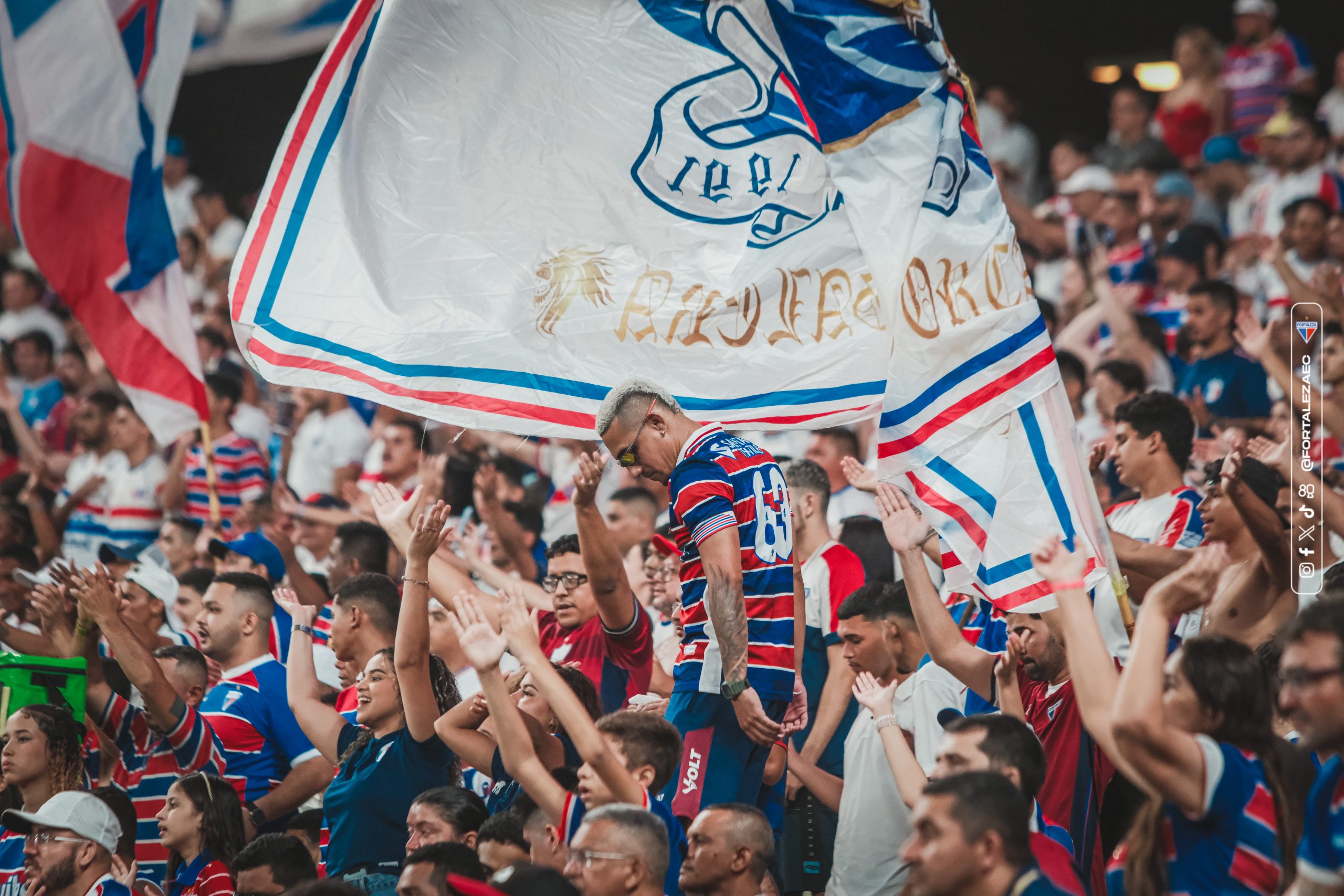 Torcida do Fortaleza na Arena Castelão. (Foto: Mateus Lotif/FEC)