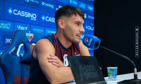 Emmanuel Martínez em coletiva. (Foto: Mateus Lotif/FEC)