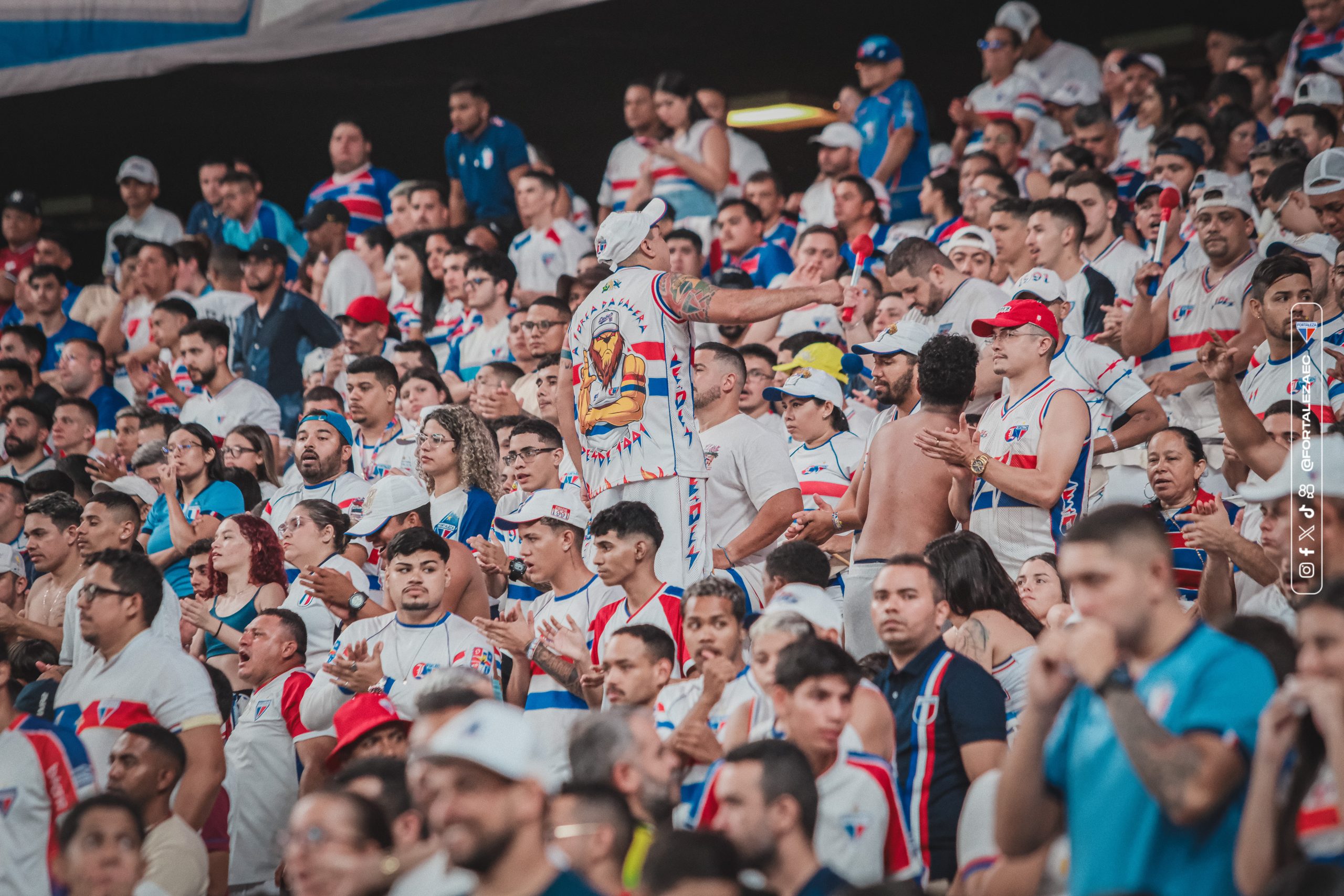 Torcida do Fortaleza, na Arena Castelão. (Foto: Mateus Lotif/FEC)