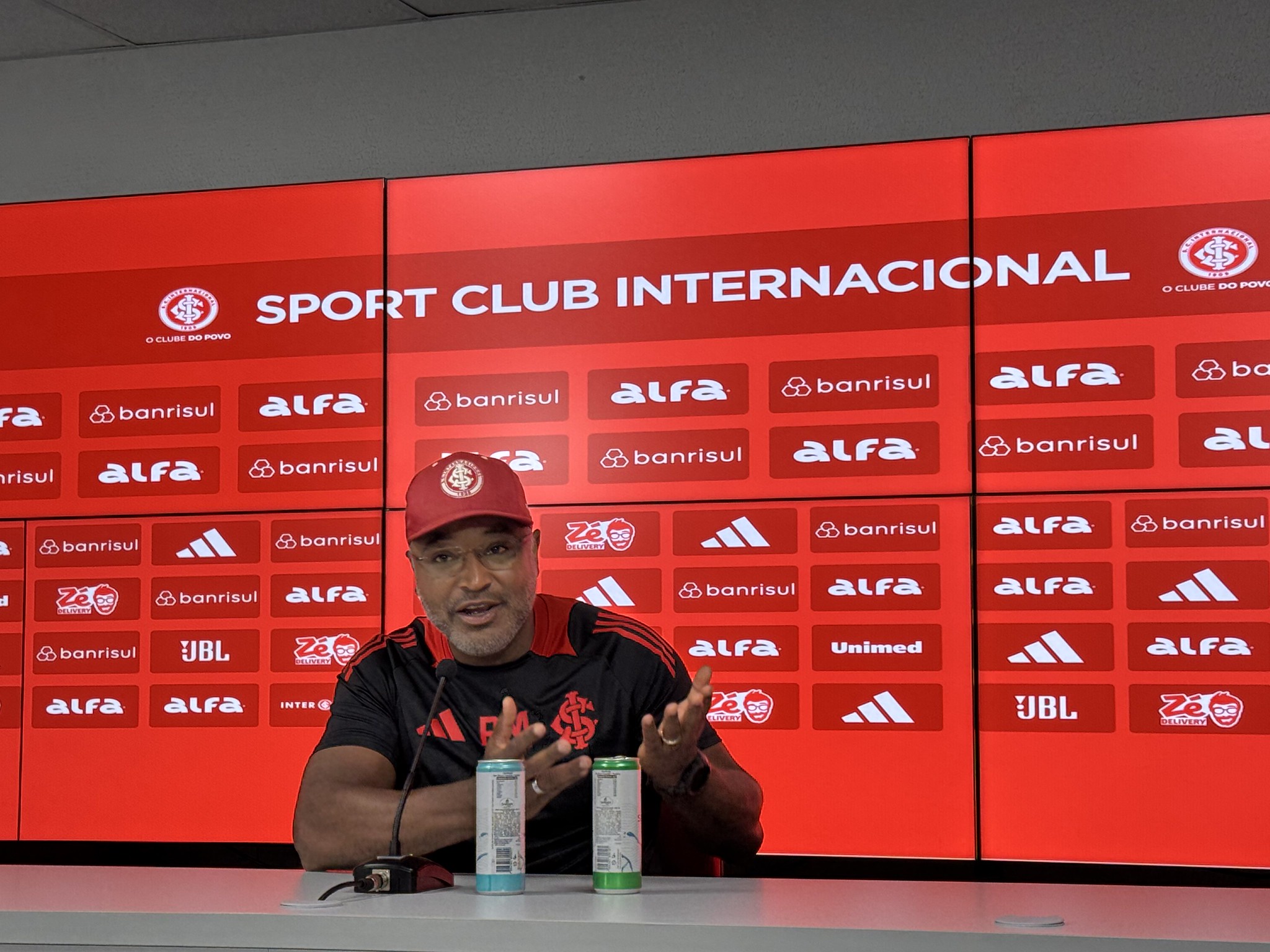 Roger fala sobre provável escalação do Inter no Grenal 446: 'espero ser justo' (Foto: Ricardo Duarte / Internacional)