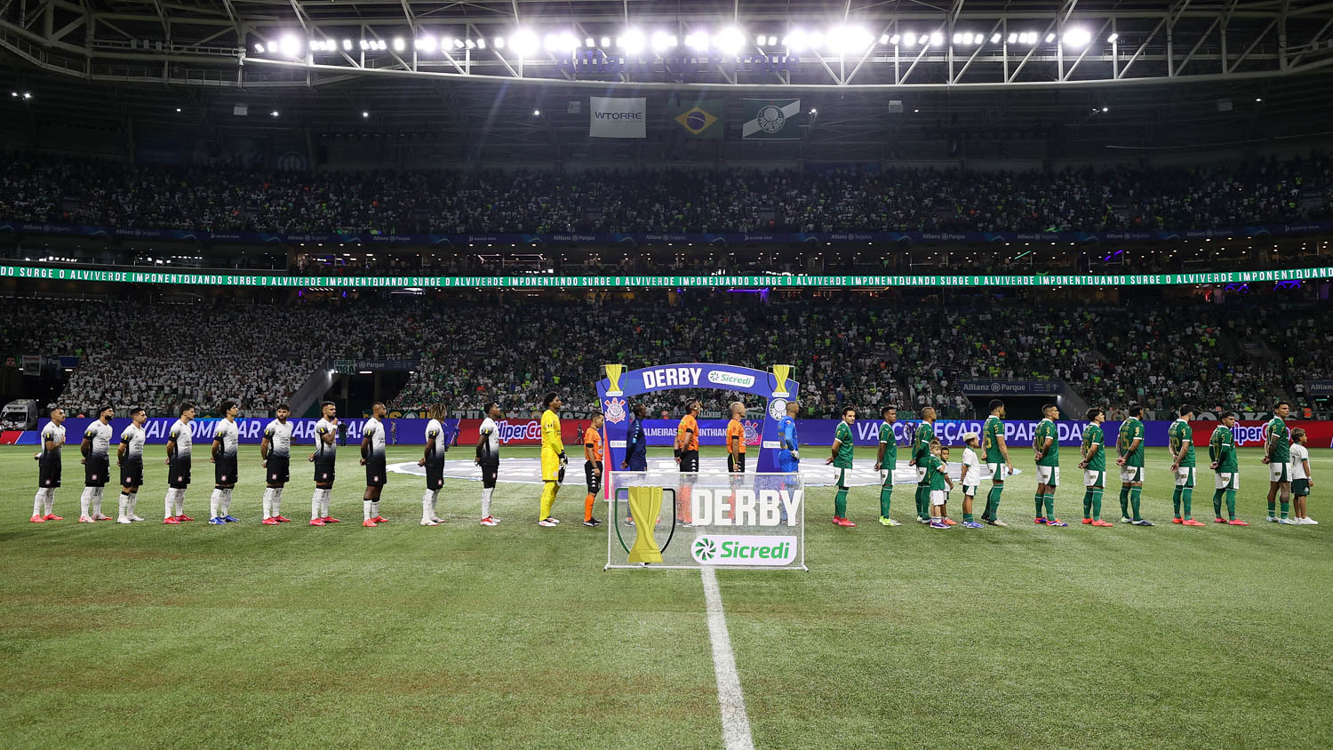 Equipes de Palmeiras e Corinthians perfiladas (Foto: Cesar Greco/Palmeiras/by Canon)