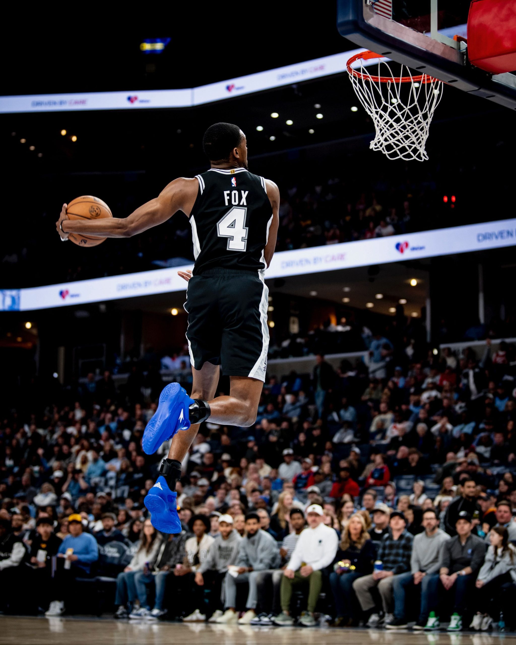 Spurs vencem no último minuto após cesta de De'Aaron Fox