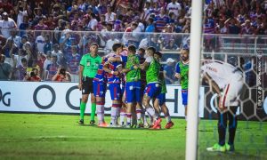 O elenco do Fortaleza comemorando a vaga na final. (Mateus Lotif/FEC)