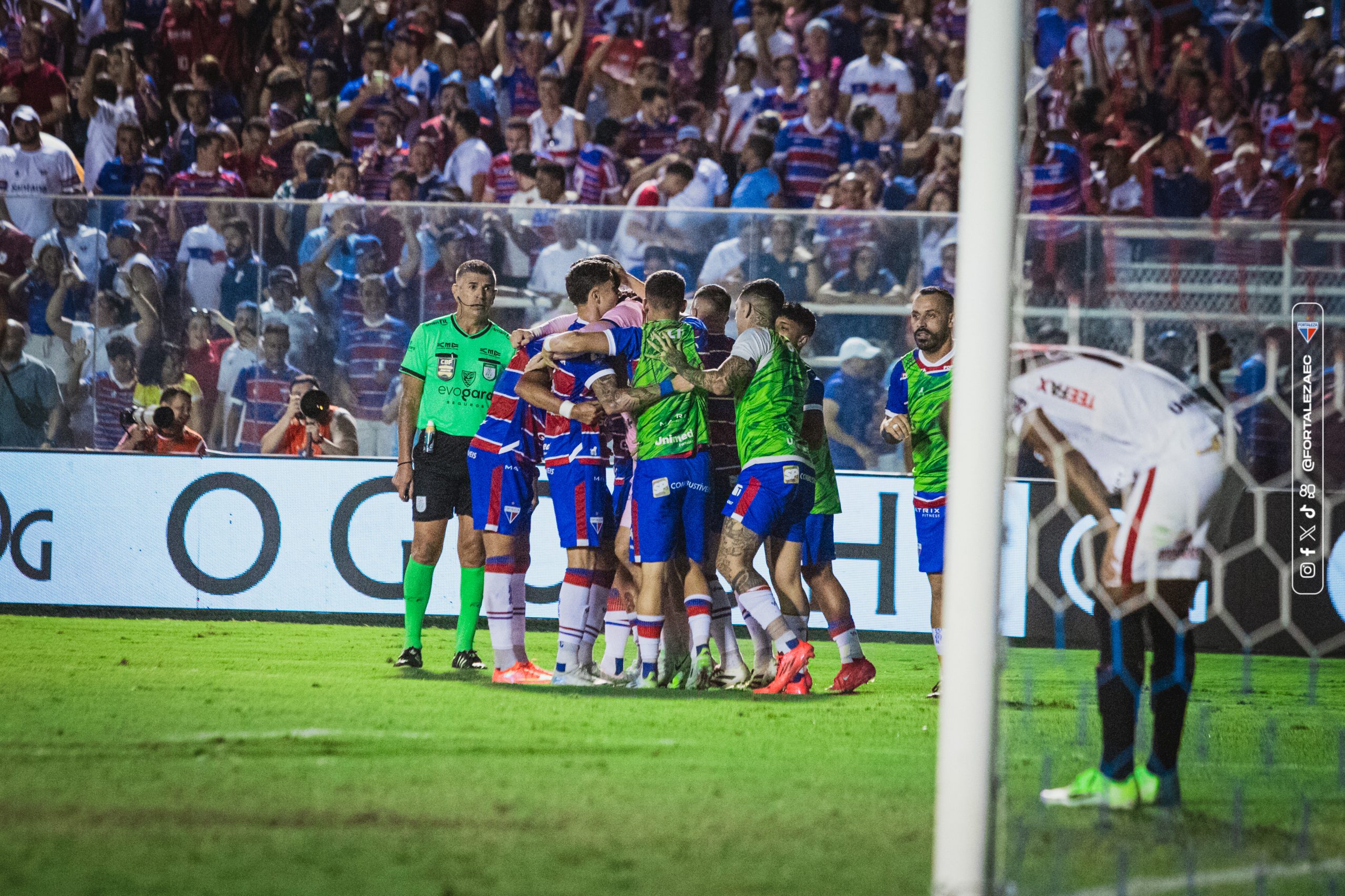 O elenco do Fortaleza comemorando a vaga na final. (Mateus Lotif/FEC)