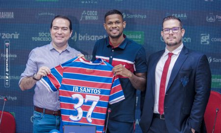 Júnior Santos em apresentação pelo Fortaleza. (Foto: Karim Georges/FEC)