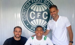 Gabriel Ibson junto aos representantes Artur Neto e Marcelo Lipatin. (Foto: Reprodução/Instagram)