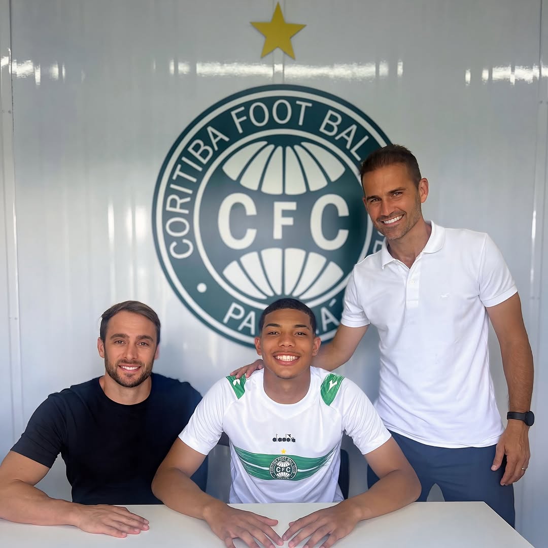 Gabriel Ibson junto aos representantes Artur Neto e Marcelo Lipatin. (Foto: Reprodução/Instagram)