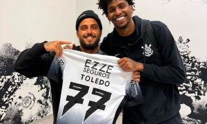 Filipe Toledo com a camisa do Corinthians. (Foto: Reprodução / Instagram)