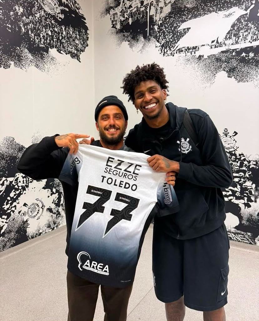 Filipe Toledo com a camisa do Corinthians. (Foto: Reprodução / Instagram)