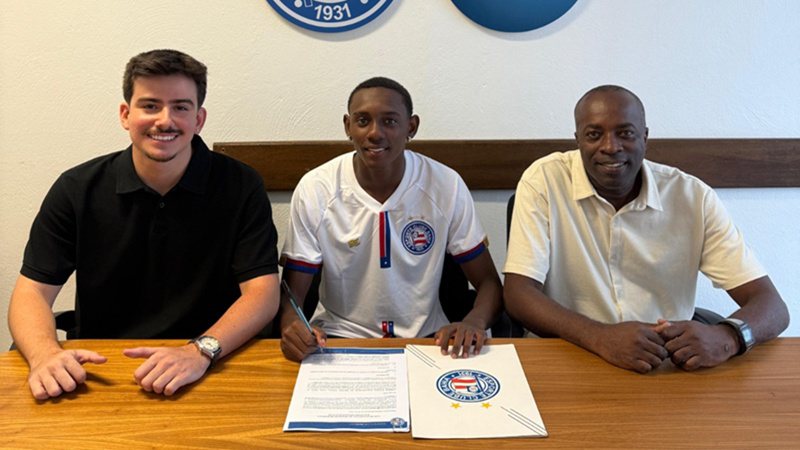 Andrew assina contrato com o Bahia. (Foto: Arquivo Pessoal)