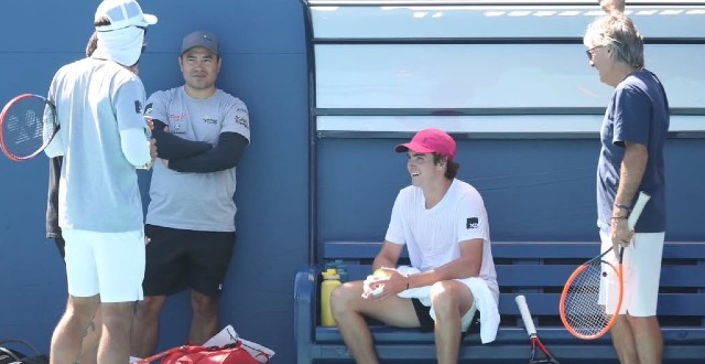 João Fonseca com staff e Franco Davin à direita (Foto: Andrew Eichenholz | @atptour)