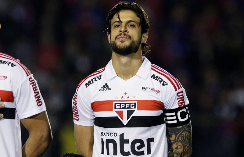 Hudson com a camisa do São Paulo. (Foto: Rubens Chiri/saopaulofc.net)