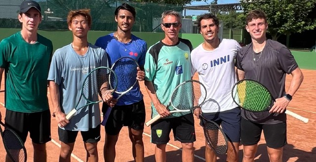 Igor Marcondes ao centro de azul escuro e Patrício Arnold ao seu lado de verde (Foto: Divulgação)