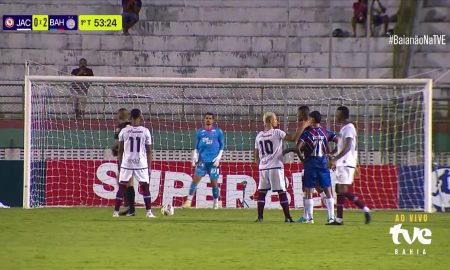 Matheus Firmino acerta Rodrigo Nestor com um peteleco. (Foto: Reprodução/TVE)