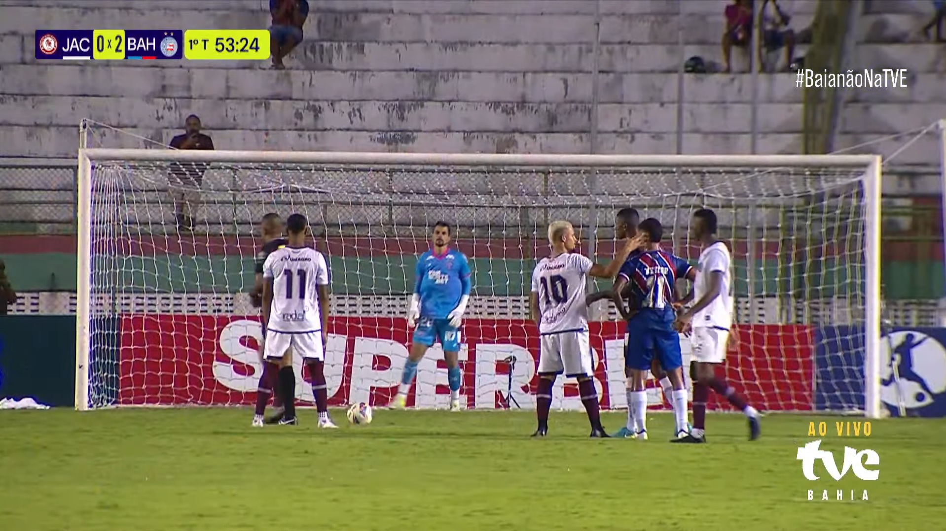 Matheus Firmino acerta Rodrigo Nestor com um peteleco. (Foto: Reprodução/TVE)