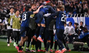 Seleção japonesa comemorando a classificação. (Foto: Kenta Harada/Getty Images)