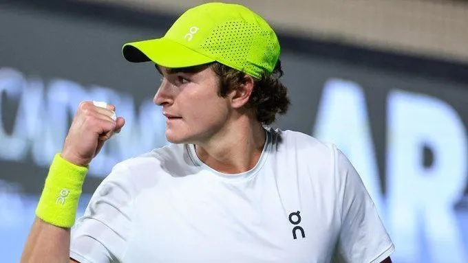 João Fonseca em ação durante torneio. (Foto: Reprodução/X ATP)