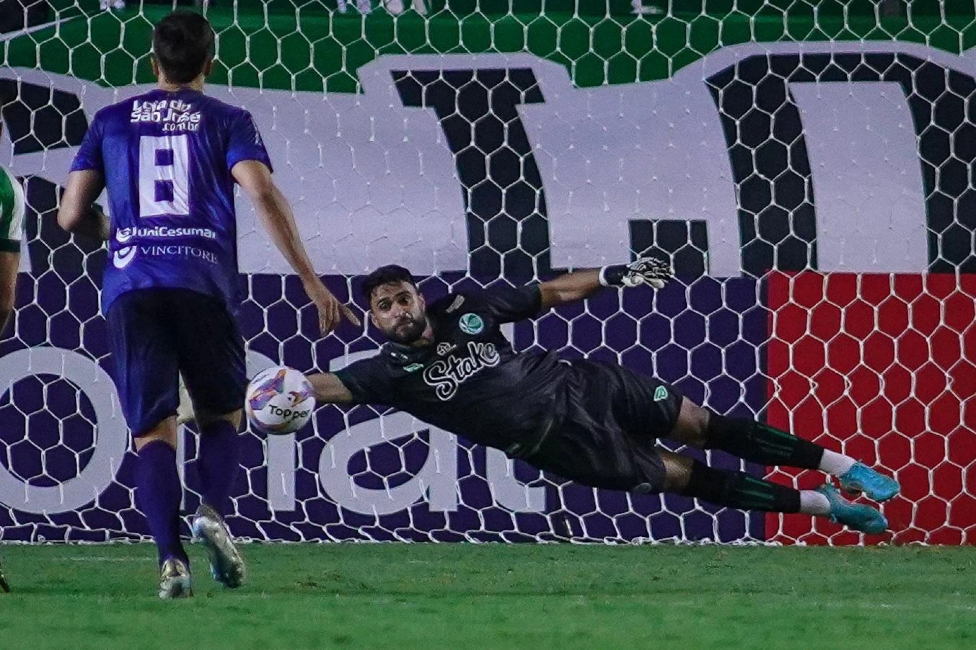 O goleiro Gustavo em ação pelo Juventude. (Foto: Fernando Alves/ECJ)