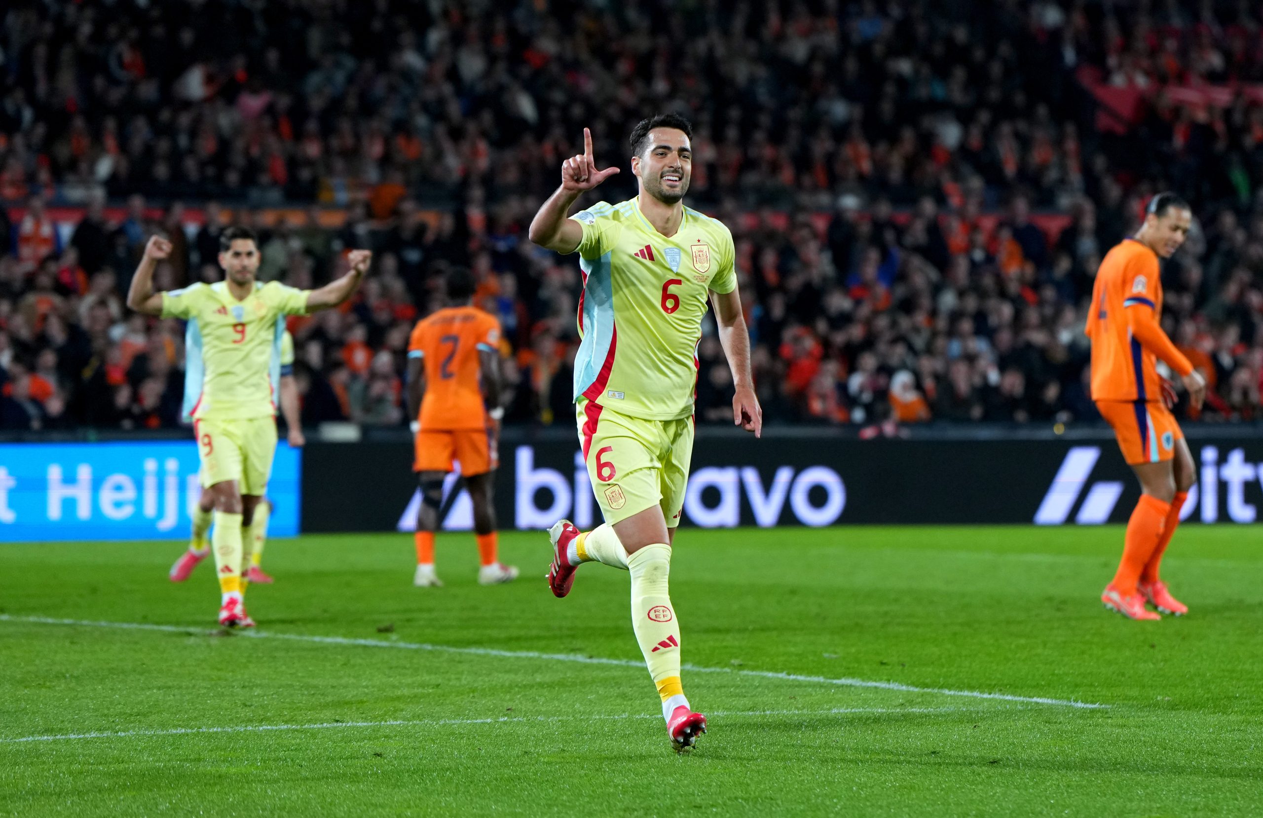 Merino comemorando o empate da Espanha. (Foto: Alex Bierens de Haan/Getty Images)