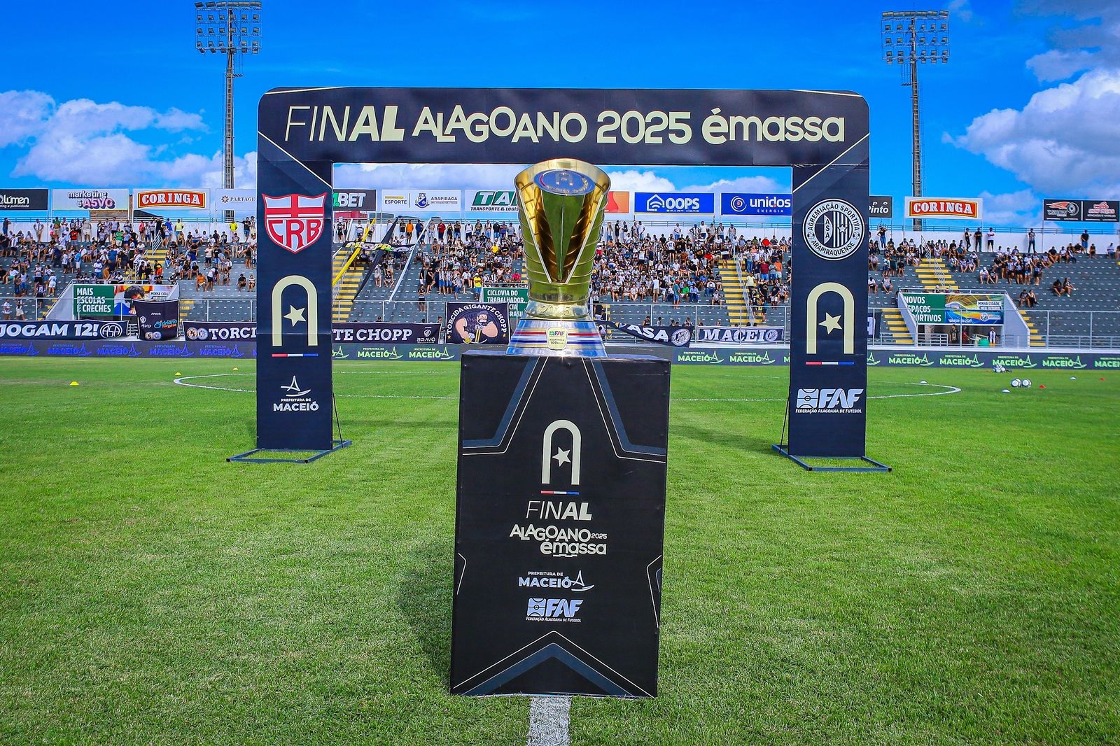 A taça do Campeonato Alagoano. (Foto: Divulgação/FAF)