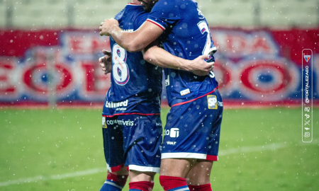 Elenco do Fortaleza comemora gol. (Foto: João Moura/FEC)