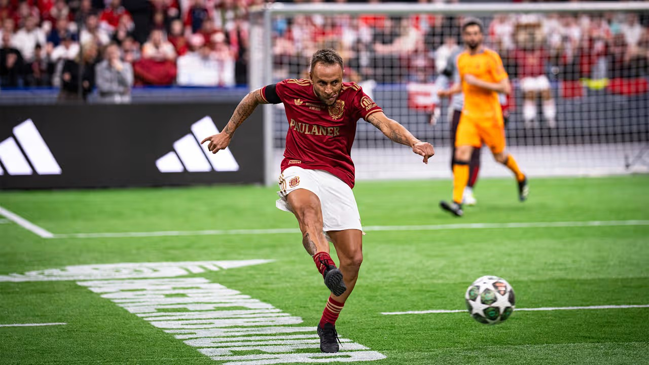 Rafinha em atuação no evento do Bayern de Munique. (Foto: Reprodução/Bayern de Munique)